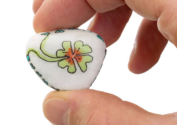 istock Stone with drawing of a clover four and small hearts 511483848