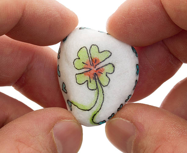 istock Stone with drawing of a clover four and small hearts 511483868