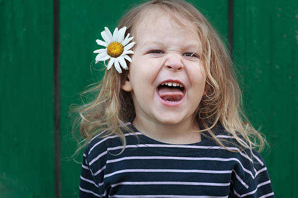 dwóch lat grymasy dziewczyna z rumianku kwiat we włosach - underwater mine zdjęcia i obrazy z banku zdjęć