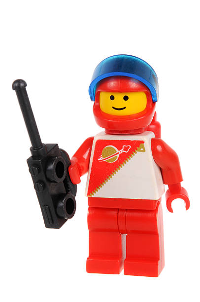 astronaute en figurines lego échangent de rouge - legoland photos et images de collection