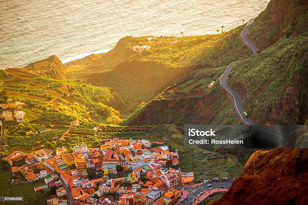 Vista superior en Agulo pueblo costero en España - Foto de stock de Isla de La Gomera libre de derechos