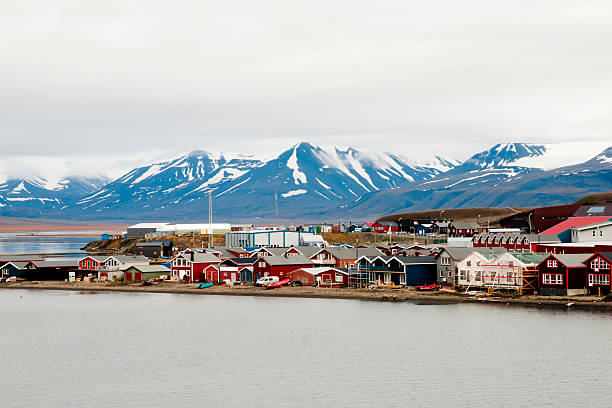 longyearbyen, svalbard-norwegen - insel spitzbergen stock-fotos und bilder