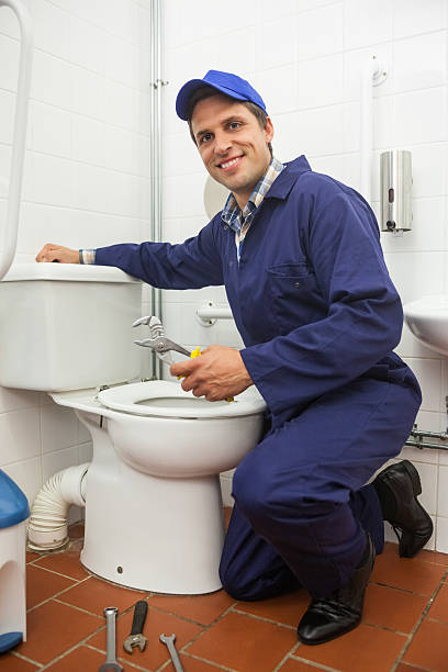 istock Good looking plumber repairing toilet 511503763