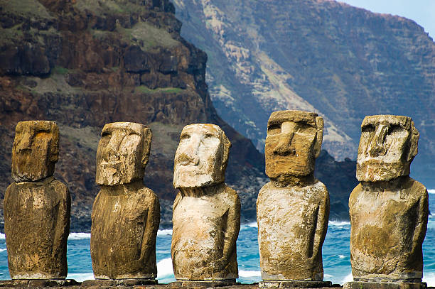 tongariki moais da ilha de páscoa - polynesia moai statue island chile - fotografias e filmes do acervo