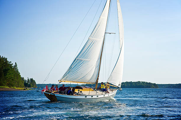 famille voile sur la baie de mahone, nouvelle-écosse - mahone bay photos et images de collection