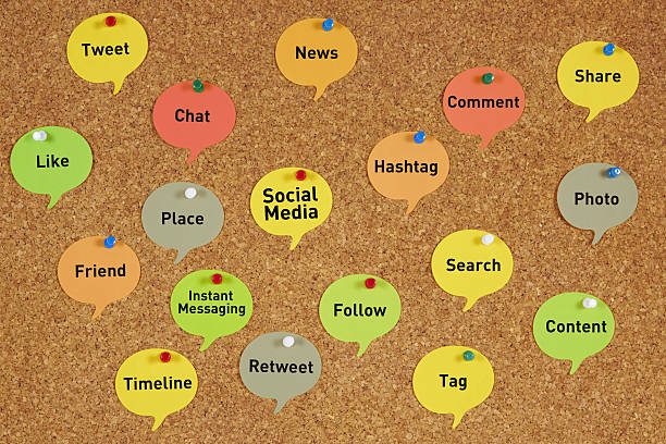 social media - bulletin board speech bubble paper thumbtack foto e immagini stock