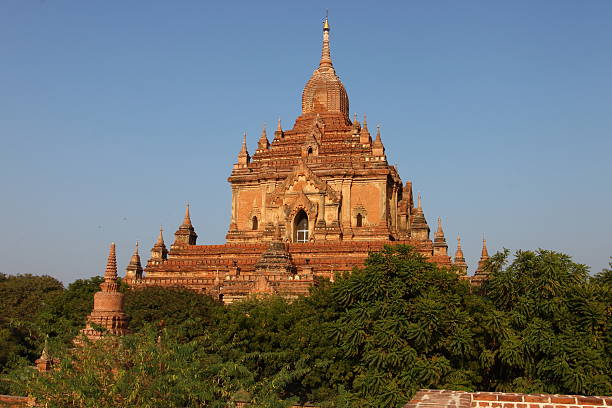 templi buddisti di bagan, - gawdawpalin pagoda foto e immagini stock