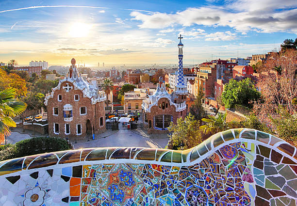 parque güell en barcelona, españa - barcelona españa fotografías e imágenes de stock