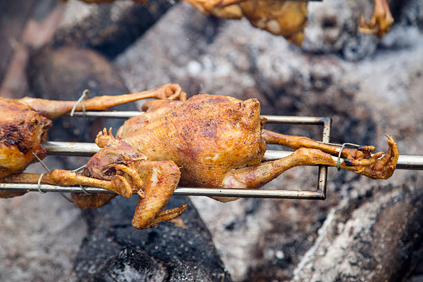 pollo bbq - asian culture barbecue chicken smoke foto e immagini stock