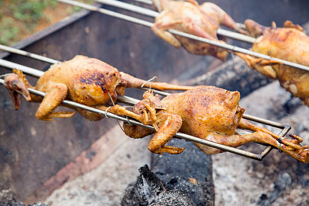 pollo bbq - asian culture barbecue chicken smoke foto e immagini stock