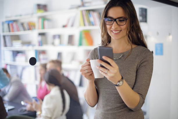istock Businesswoman reading text message 511517116
