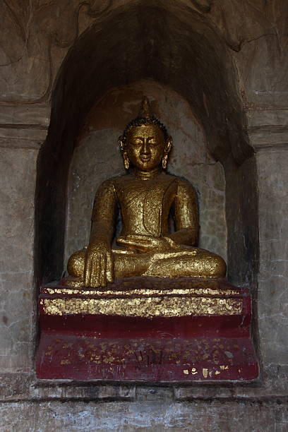 thatbyinnyu, la vecchia statua di buddha dorato - gawdawpalin pagoda foto e immagini stock