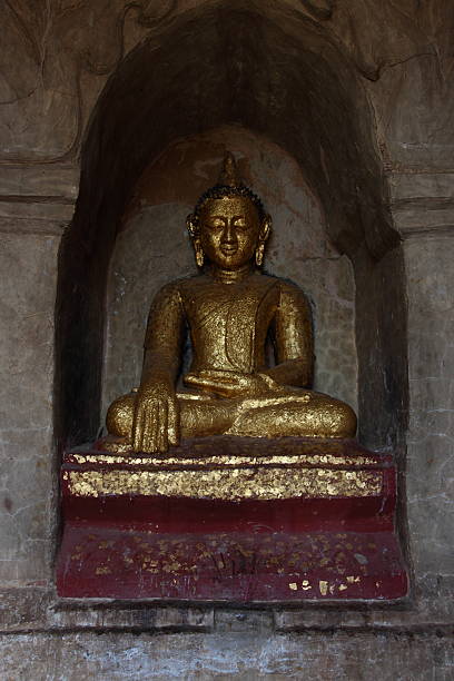 istock Thatbyinnyu,The old golden Buddha statue 511517448