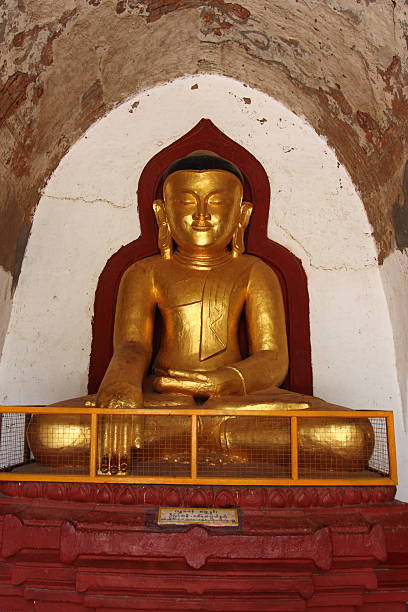 thatbyinnyu, la vecchia statua di buddha dorato - gawdawpalin pagoda foto e immagini stock
