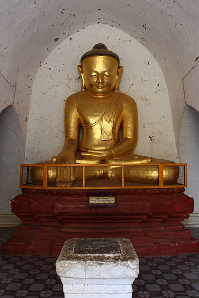 thatbyinnyu, la vecchia statua di buddha dorato - gawdawpalin pagoda foto e immagini stock