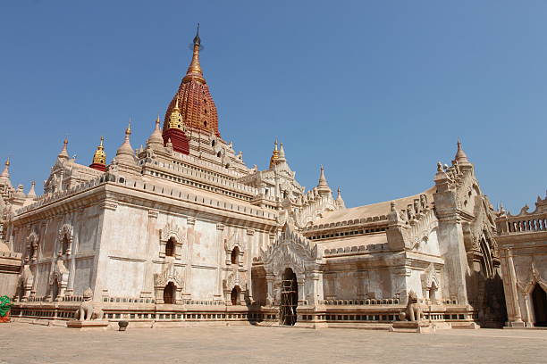 ananda, templi buddisti di bagan, myanmar - gawdawpalin pagoda foto e immagini stock