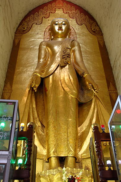 ananda, il vecchio statua di buddha dorato - gawdawpalin pagoda foto e immagini stock