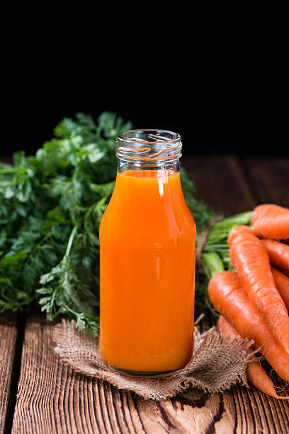 fresco suco de cenoura - carrot juice - fotografias e filmes do acervo