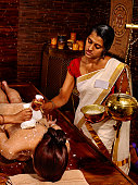 frau-die-massage-mit-beutel-mit-reis.jpg?b=1&s=170x170&k=20&c=D8IuMP5q9J2zguyWtKKtT2rIq105--q342B2TQTtxOo=