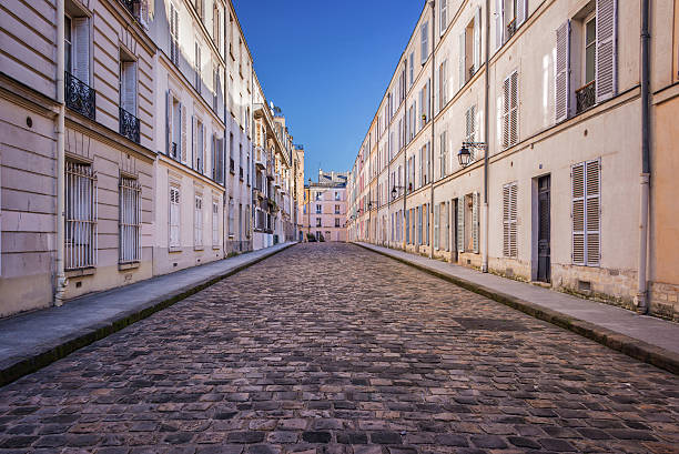 pintoresca calle de la calle en parís, francia - cobblestone fotografías e imágenes de stock