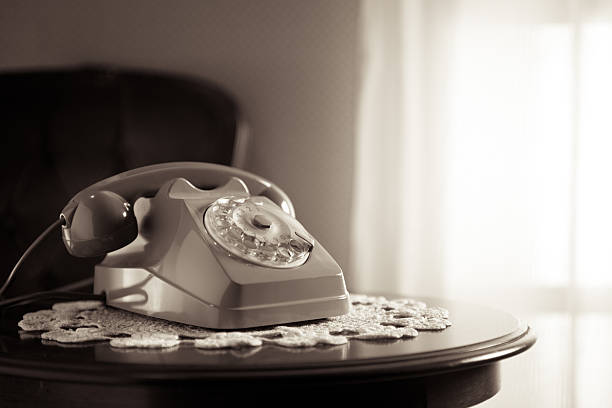 винтажный телефону в гостиной - obsolete landline phone old 1970s style стоковые фото и изображения
