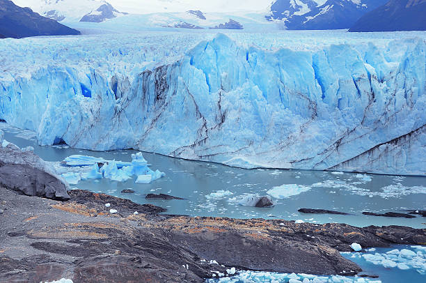 glaciar perito moreno. parque nacional de los glaciares. - natural disaster glacier iceberg melting fotografías e imágenes de stock