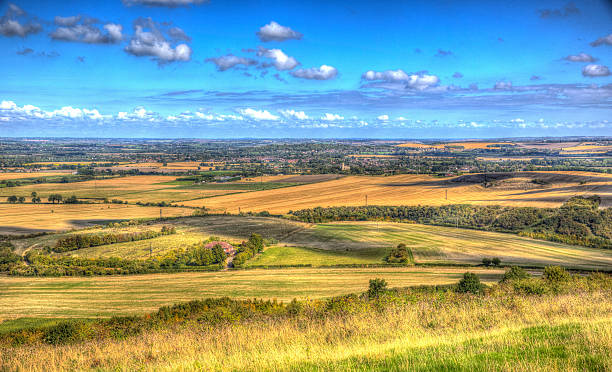 english zona rural chiltern colinas buckinghamshire inglaterra, reino unido em hdr coloridas - non urban scene england rural scene hill range - fotografias e filmes do acervo