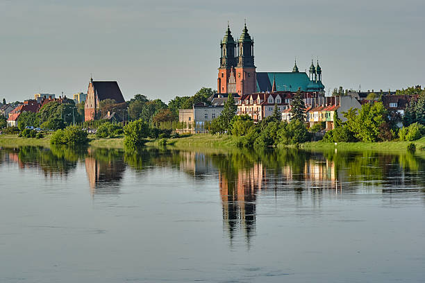 panorama urbano do rio warta e um catedral - architecture brick cathedral christianity imagens e fotografias de stock