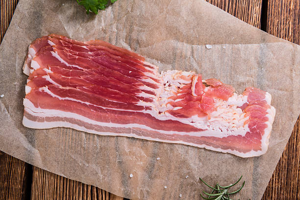 teil der rohe speck - raw bacon stock-fotos und bilder