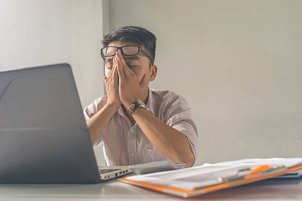 asiatiche dipendente dopo lavoro, fai un sonnellino sotto ad alta pressione - white telephone filing documents one person foto e immagini stock