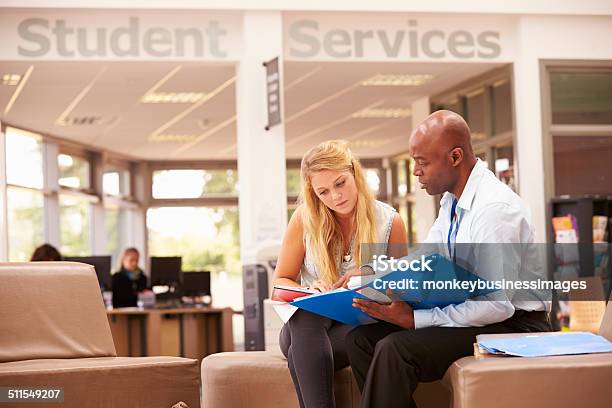 College Student Tener Una Reunión Con Tutor Para Hablar De Trabajo Foto de stock y más banco de imágenes de Estudiante de universidad