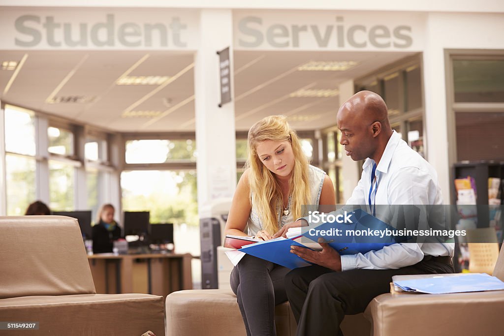 ESTUDANTE UNIVERSITÁRIO ter reunião com Tutor para discutir trabalho - Foto de stock de Aluno de Universidade royalty-free