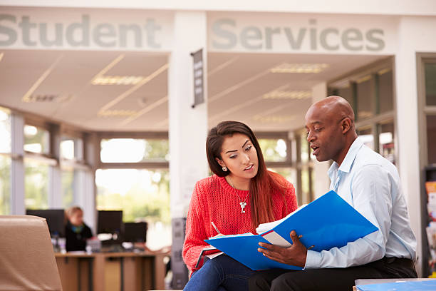 college studente avendo incontro con tutore per parlare di lavoro - modello di comportamento foto e immagini stock