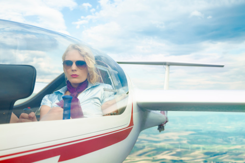 Mujer pilotar un planeador. photo