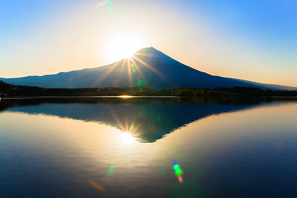 太陽が輝きと反転富士山湖 Tanukiko 反映されています。 ストックフォト