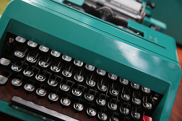 ターコイズのビンテージタイプライター - typewriter key typewriter keyboard blue typebar ストックフォトと画像