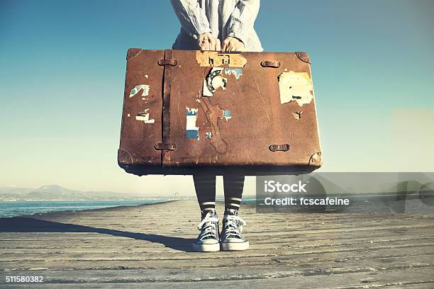 Mujer Joven Listo Para Viajar Con Su Maleta Foto de stock y más banco de imágenes de Maleta - Maleta, Viajes, Vacaciones - Viaje