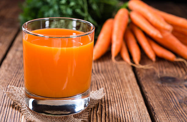 sana succo di carota (messa a fuoco differenziale - healthy eating juice vegetable juice vegetable foto e immagini stock