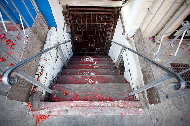 sujo ominoso passos de subsolo - basement staircase old steps - fotografias e filmes do acervo