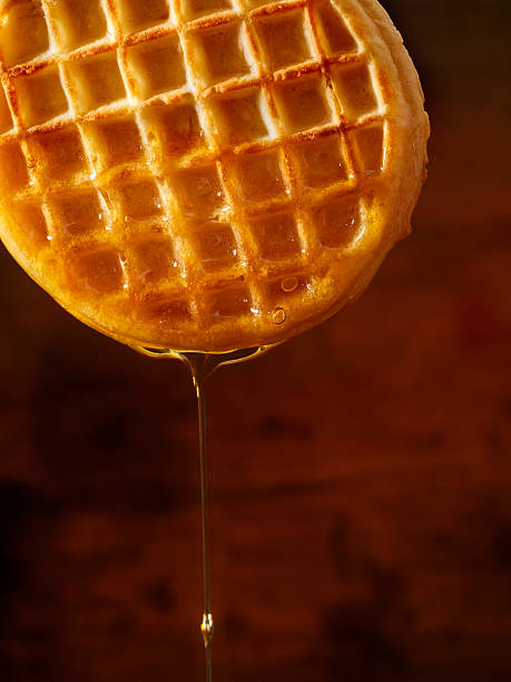 단궤 민감성 와플, 단풍 아쌈 떨어집니다. - waffle waffled belgian waffle food 뉴스 사진 이미지