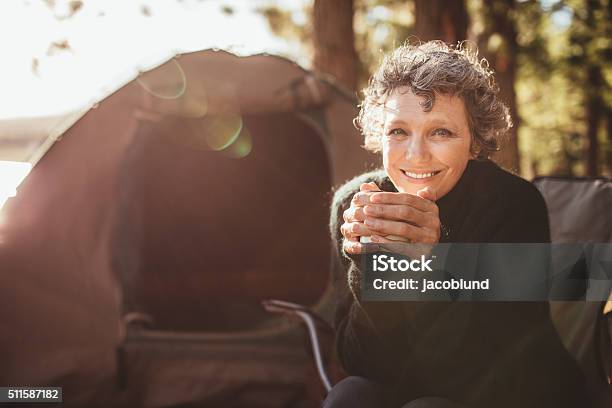 Sonriente Pareja Madura En Campamento Foto de stock y más banco de imágenes de Mujeres maduras - Mujeres maduras, Camping, Mujeres