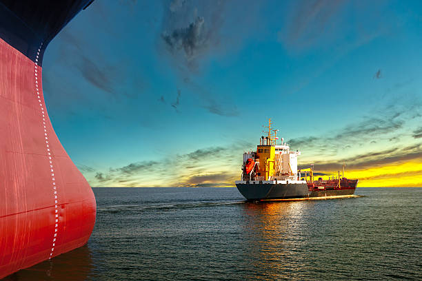 navios ao pôr do sol - oil tanker tanker oil sea imagens e fotografias de stock