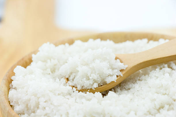 de cristais de sal na tigela de madeira - salt crystal spoon food imagens e fotografias de stock