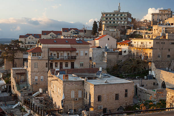 la città di safed - safed foto e immagini stock