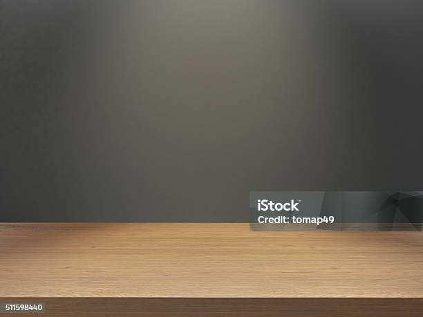 Schreibtisch Aus Holz Mit Graue Wand Mit Licht Stockfoto und mehr Bilder von Tisch - Tisch, Vorderansicht, Büro
