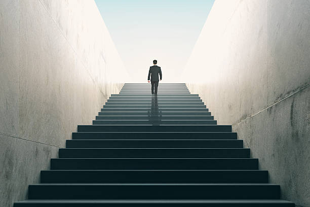 階段を登るビジネスマンとの野心の概念 - 成功 ストックフォトと画像