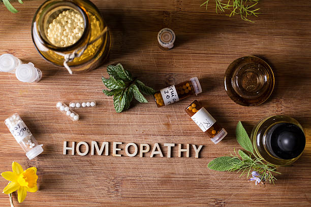 homeopatia glóbulos e garrafas - homeopatic medicine - fotografias e filmes do acervo