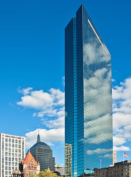 copley площадь, бостон с троицкая церковь - boston back bay residential district architecture стоковые фото и изображения