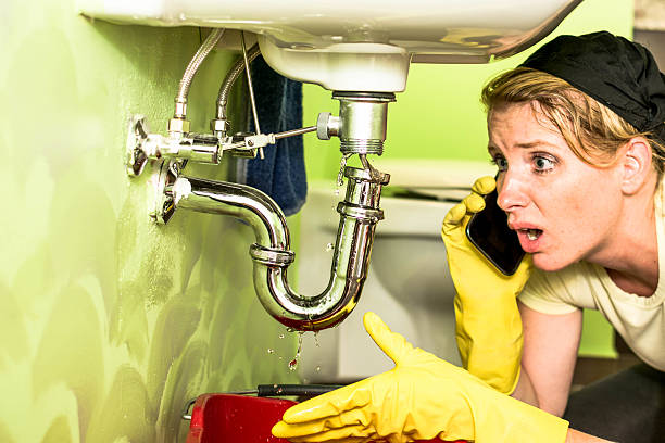 istock Housewife looking a siphon under the sink 511617043