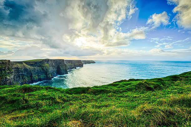 cliffs of moher, irland - republic of ireland cliffs of moher panoramic cliff stock-fotos und bilder